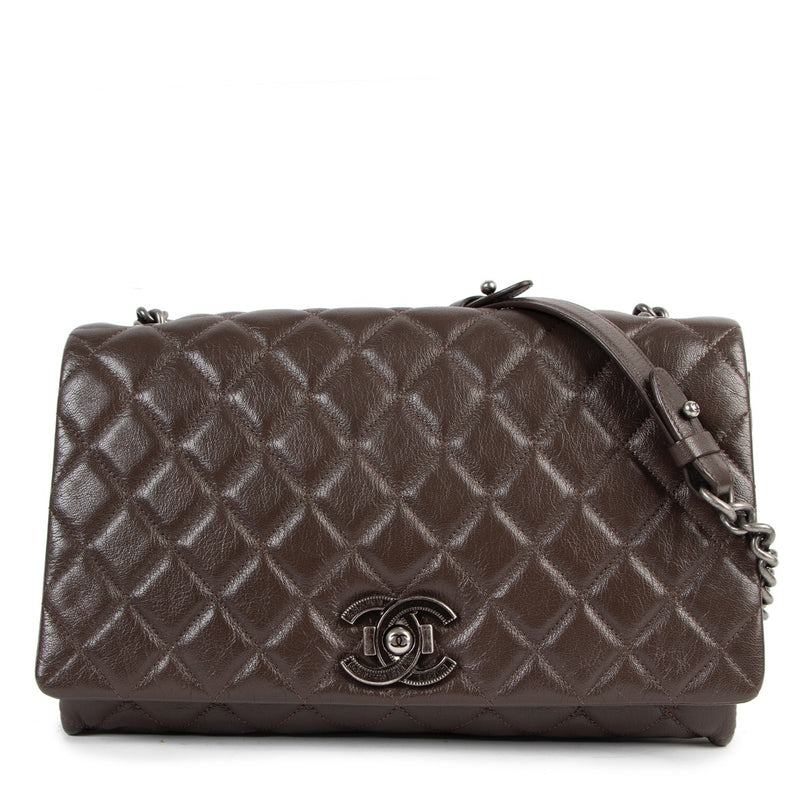 Shop safe online at Labellov in Antwerp this 100% authentic second hand Chanel Brown Metallic Quilted Goatskin City Rock Flap Shoulder Bag