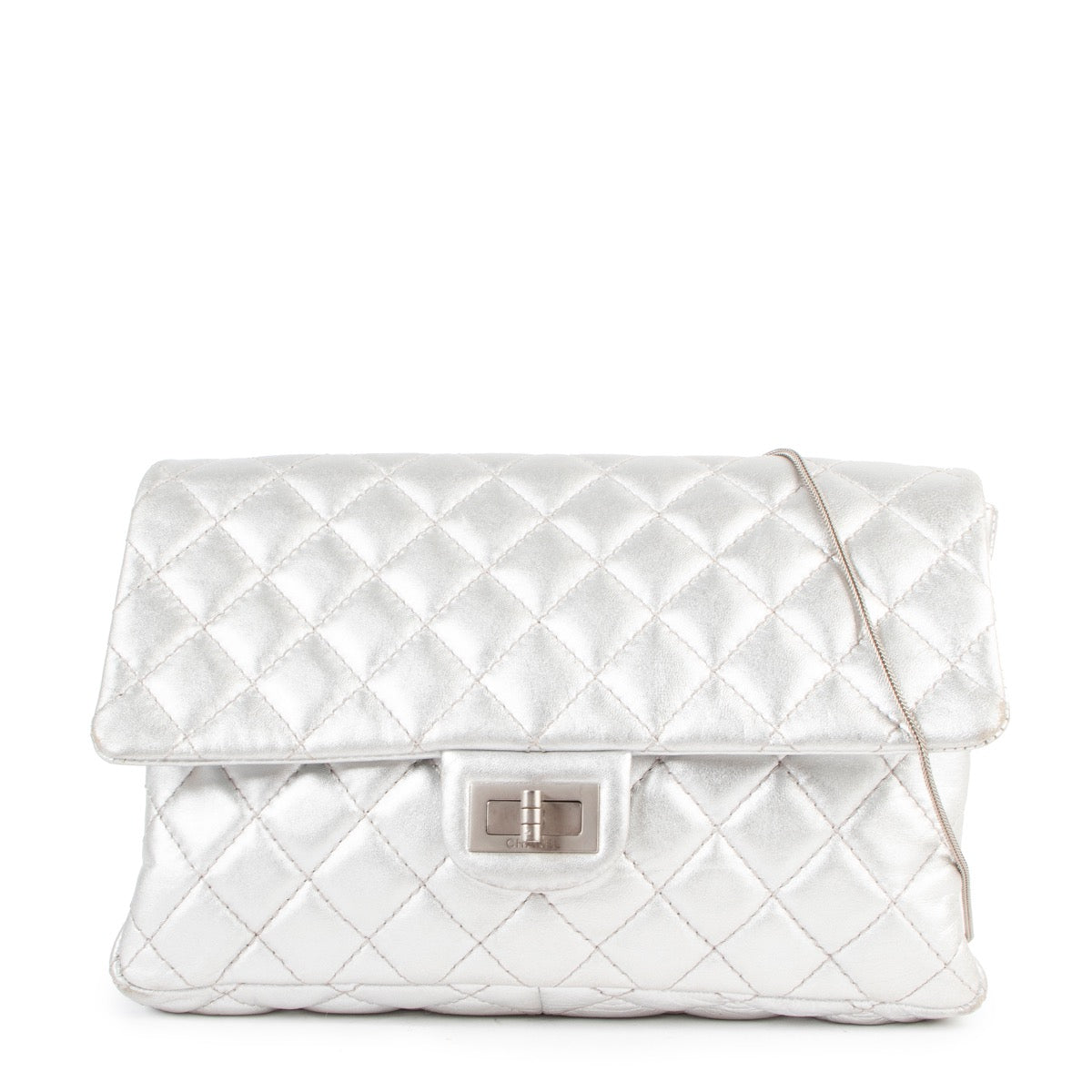 Shop safe online at Labellov in Antwerp this 100% authentic second hand Chanel Silver Quilted Reissue Chain Clutch