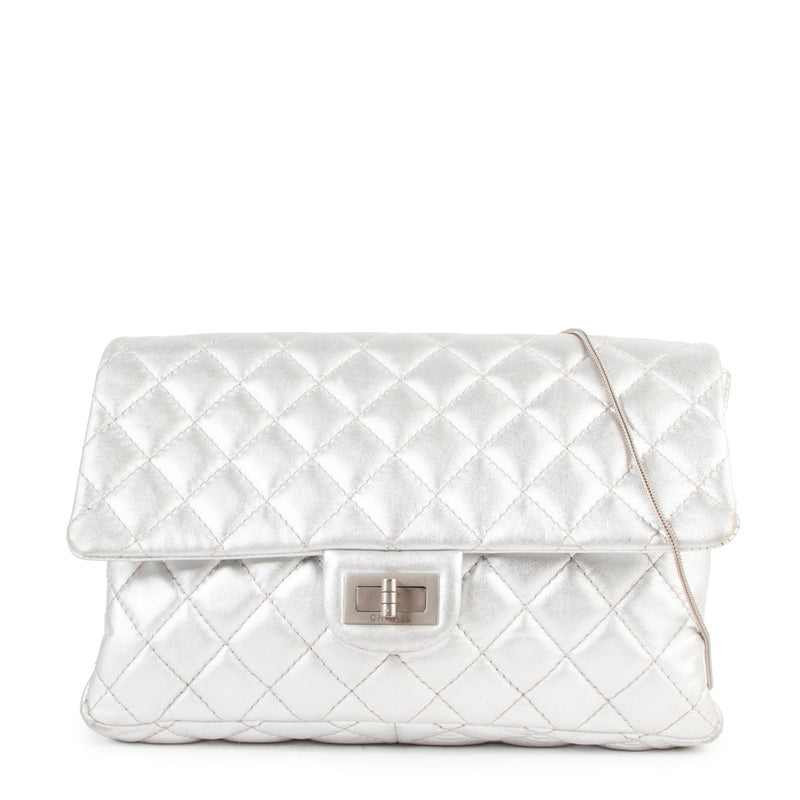 Shop safe online at Labellov in Antwerp this 100% authentic second hand Chanel Silver Quilted Reissue Chain Clutch