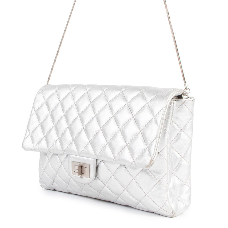 Shop safe online at Labellov in Antwerp this 100% authentic second hand Chanel Silver Quilted Reissue Chain Clutch