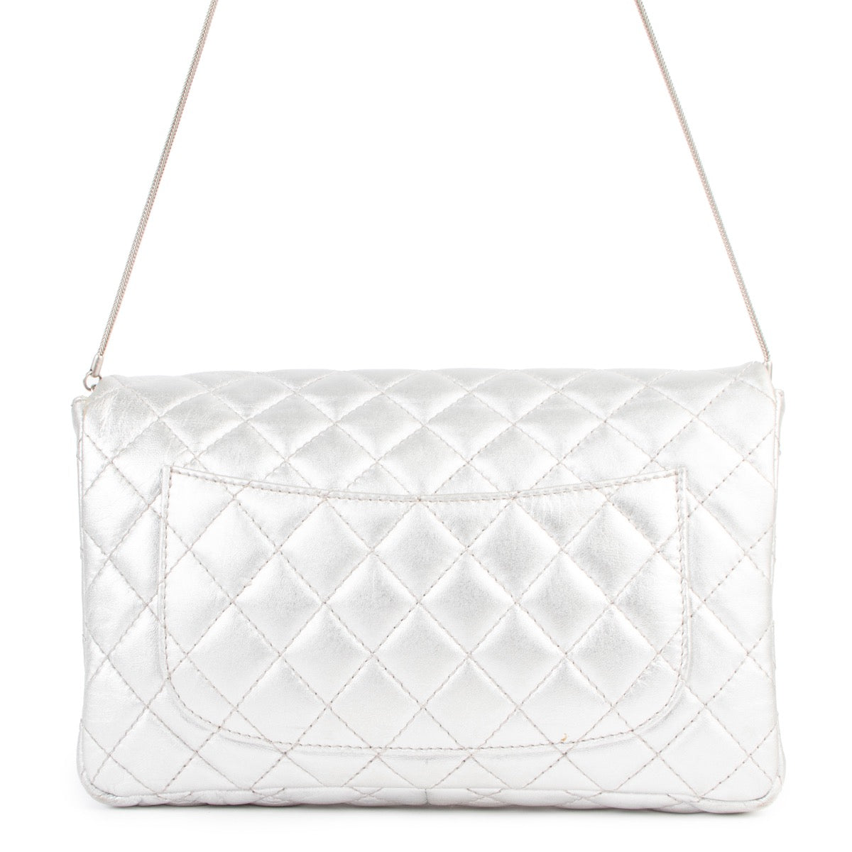 Shop safe online at Labellov in Antwerp this 100% authentic second hand Chanel Silver Quilted Reissue Chain Clutch