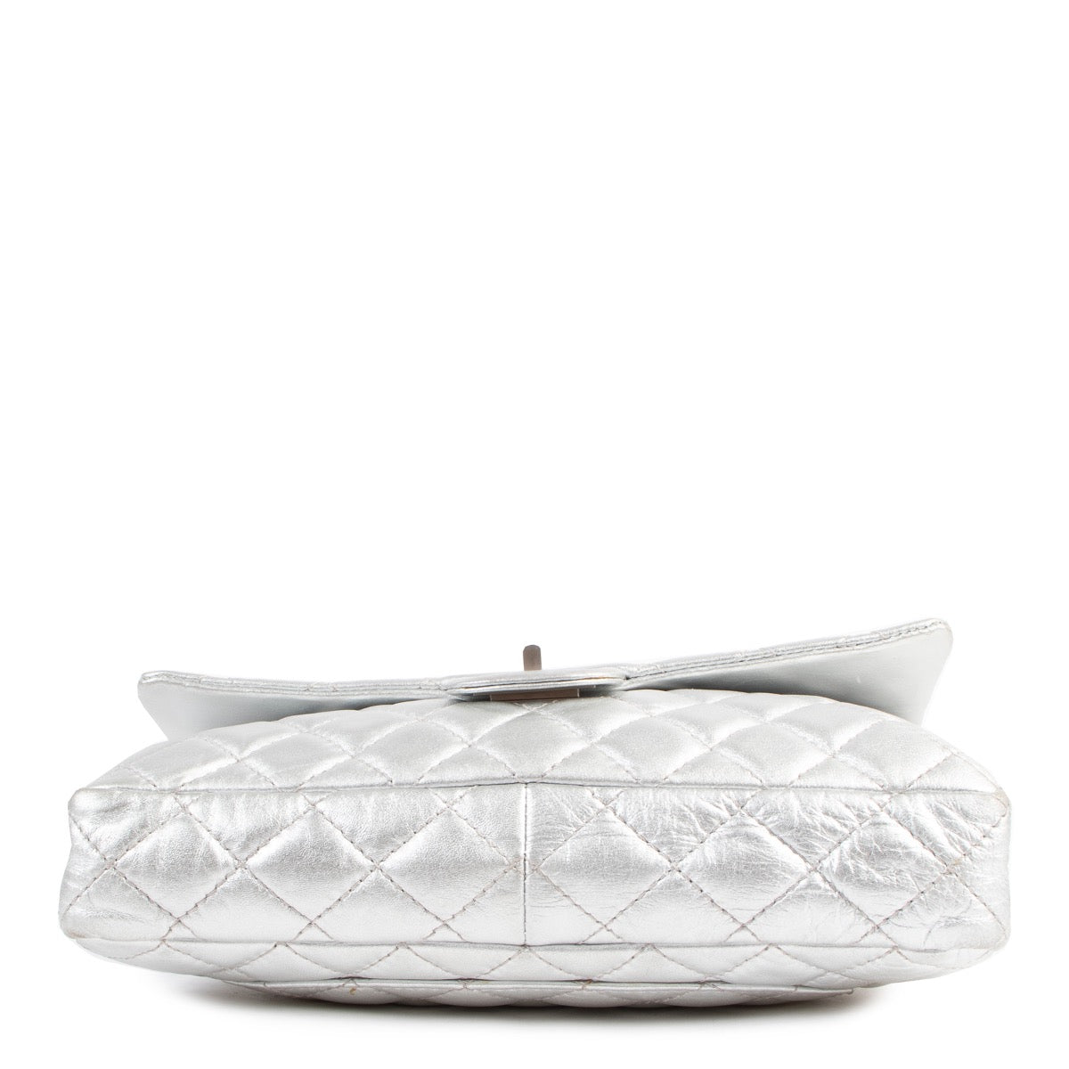 Shop safe online at Labellov in Antwerp this 100% authentic second hand Chanel Silver Quilted Reissue Chain Clutch