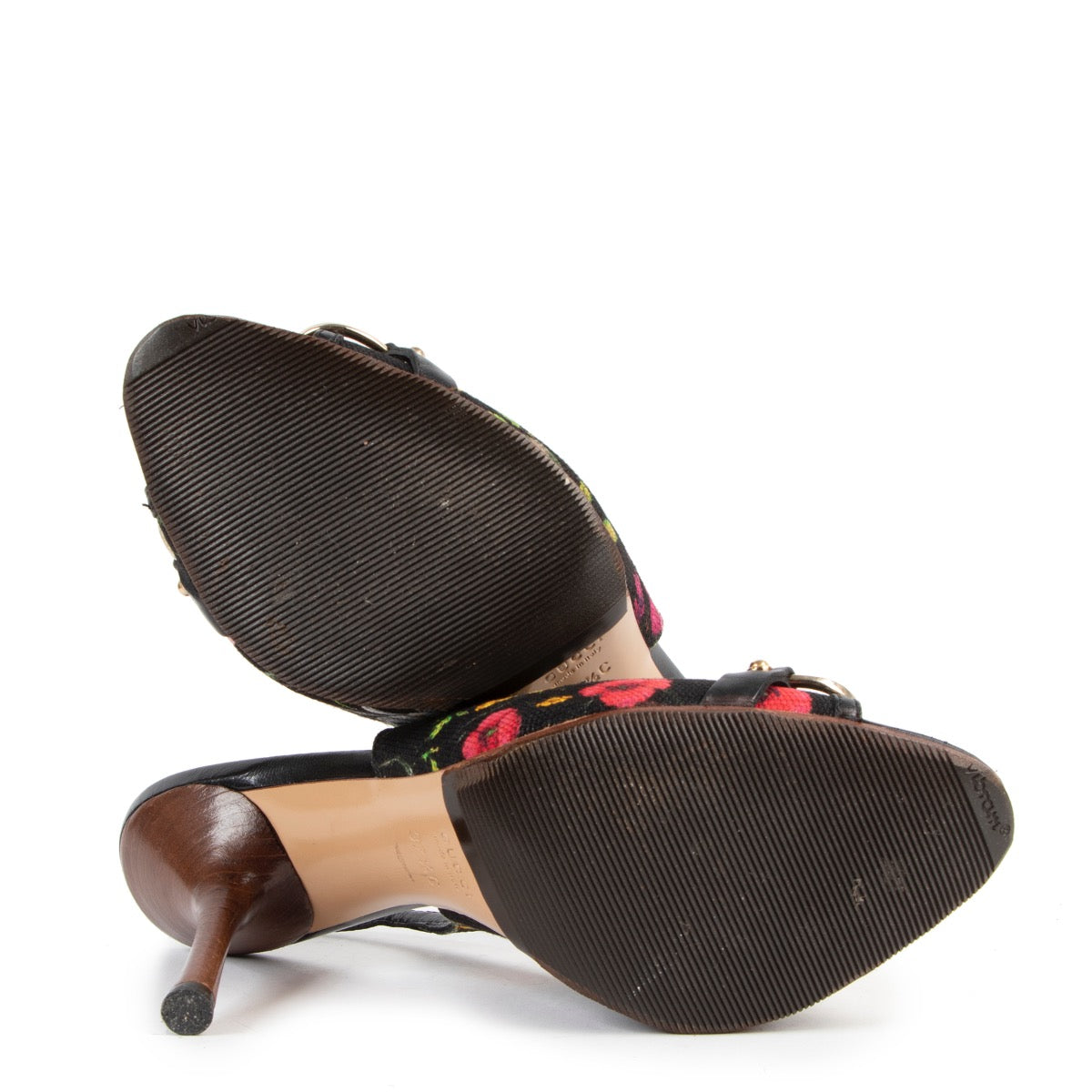 Shop now for your pre-loved, 100% authentic Gucci pumps, at Labellov.