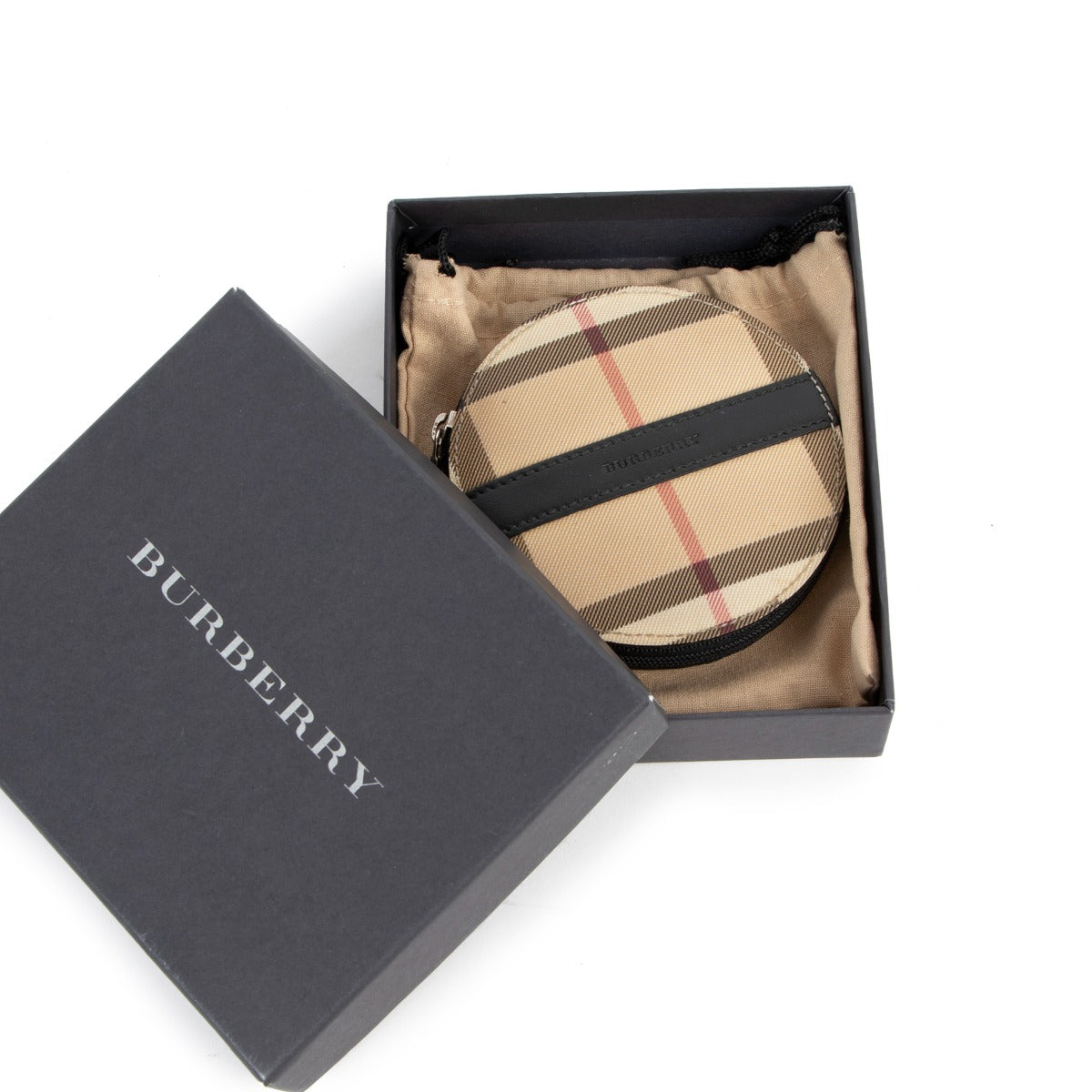 Shop safe online at Labellov in Antwerp this 100% authentic second hand Burberry Checked Canvas Coin Wallet