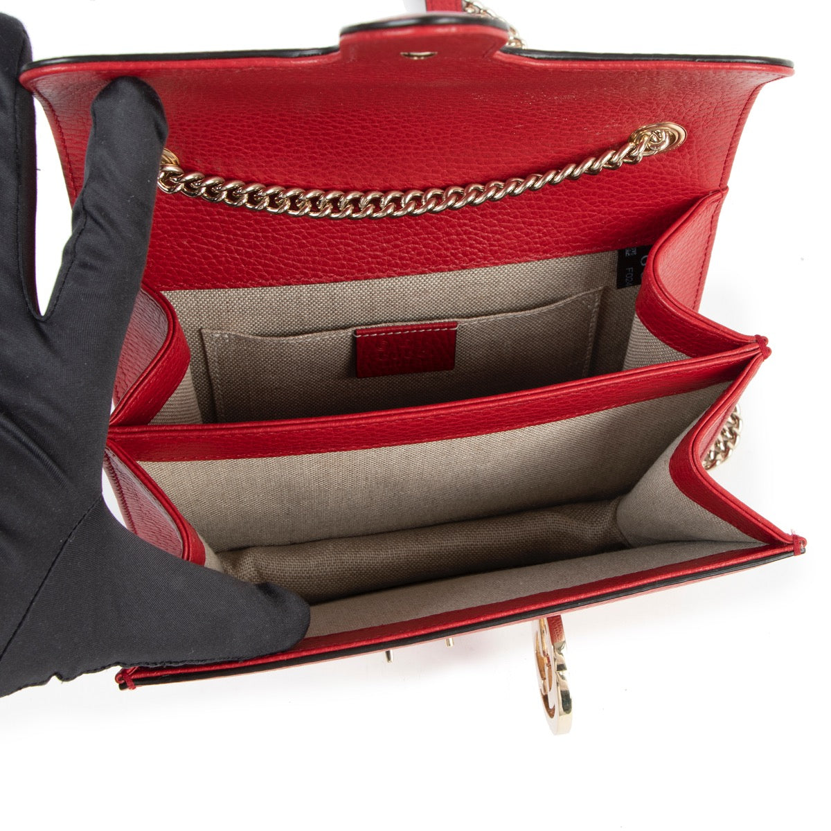Shop safe online at Labellov in Antwerp this 100% authentic second hand Gucci Red Interlocking GG Crossbody Bag