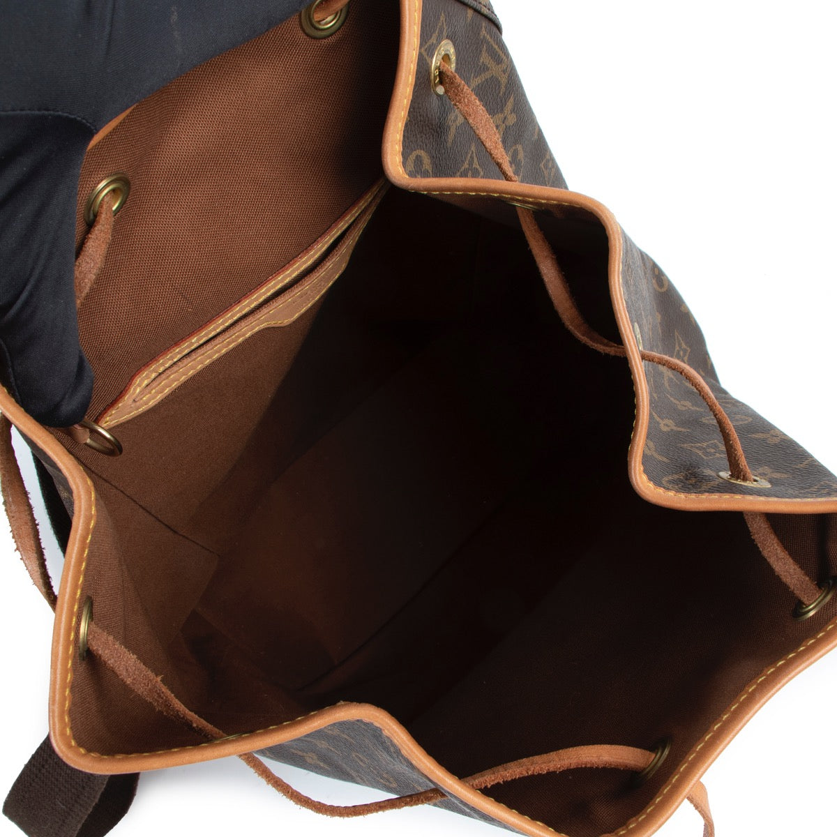 Shop safe online at Labellov in Antwerp this 100% authentic second hand Louis Vuitton Monogram Montsouris Backpack