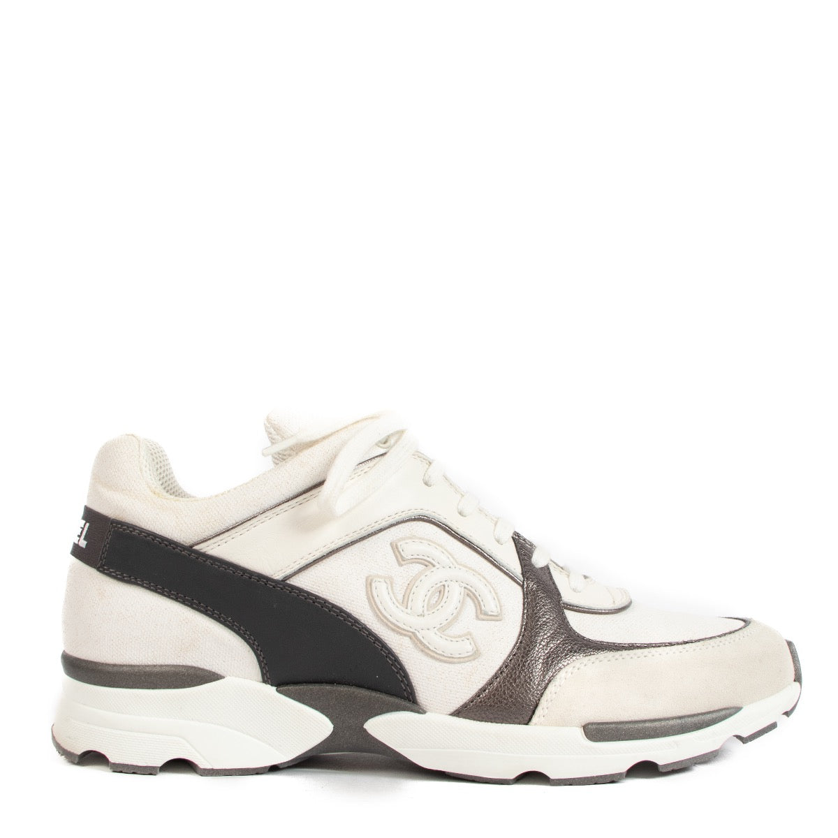 Shop safe online at Labellov in Antwerp, Brussels and Knokke these 100% authentic second hand Chanel White Anthracite Sneakers S16