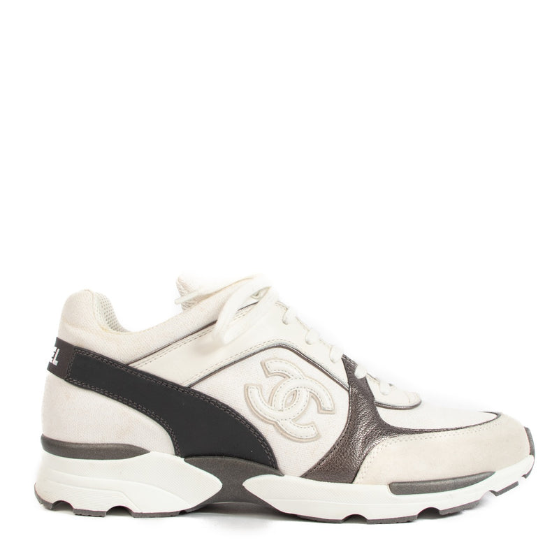 Shop safe online at Labellov in Antwerp, Brussels and Knokke these 100% authentic second hand Chanel White Anthracite Sneakers S16