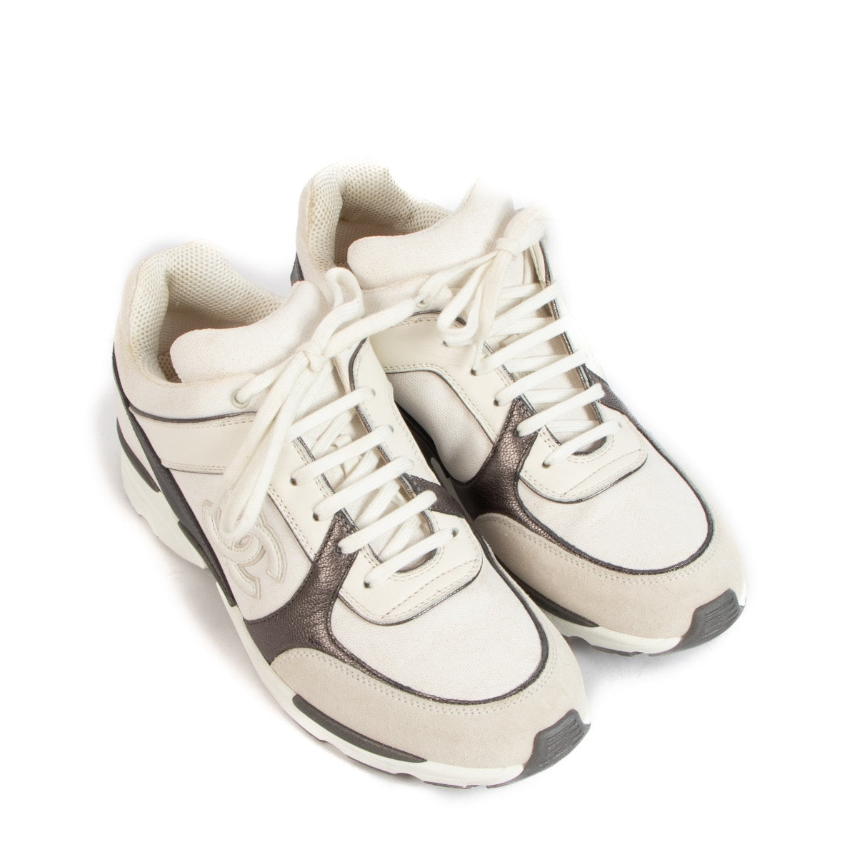 Shop safe online at Labellov in Antwerp, Brussels and Knokke these 100% authentic second hand Chanel White Anthracite Sneakers S16