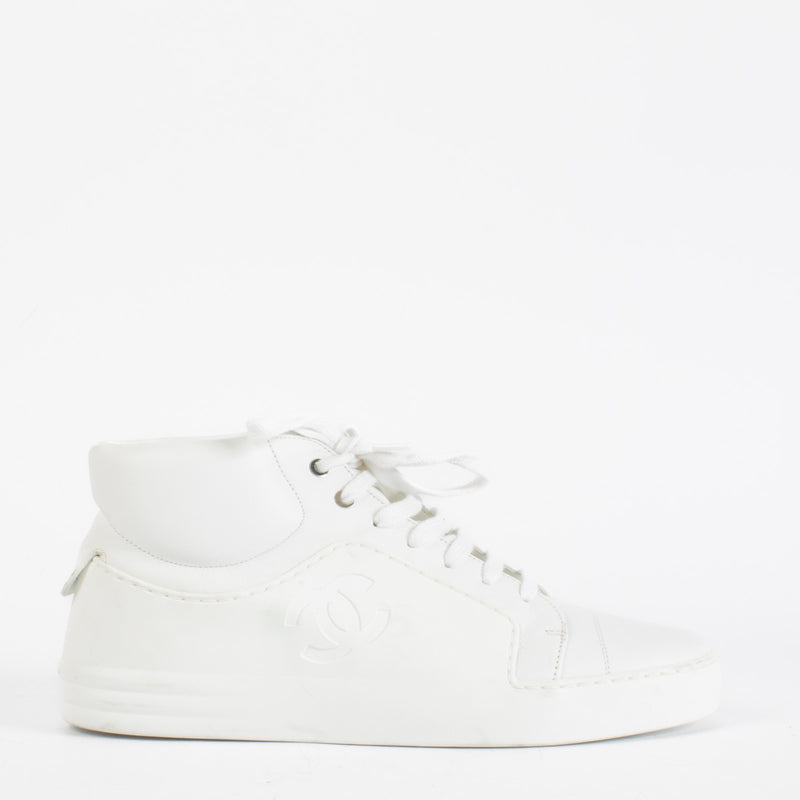 Authentic second hand Chanel white sneakers on Labellov.com