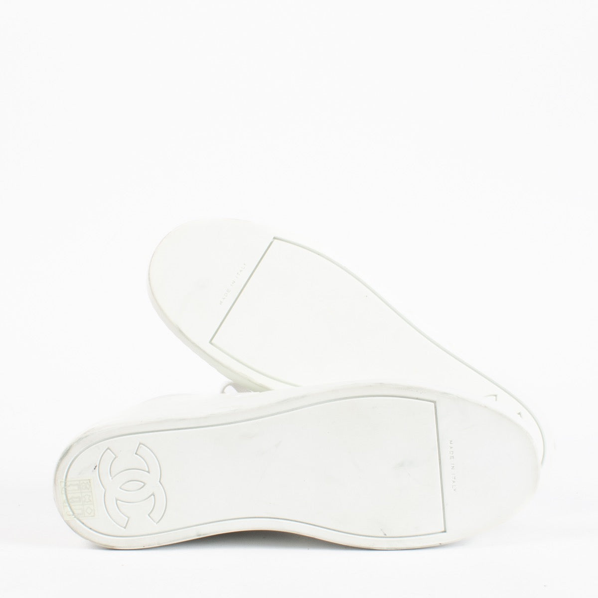 Authentic second hand Chanel white sneakers on Labellov.com