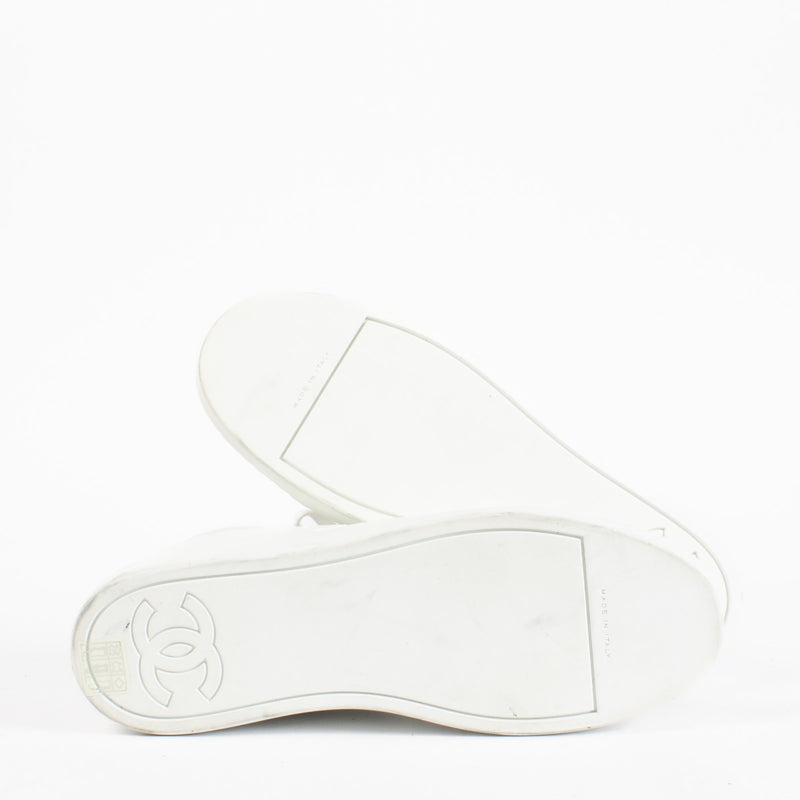 Authentic second hand Chanel white sneakers on Labellov.com