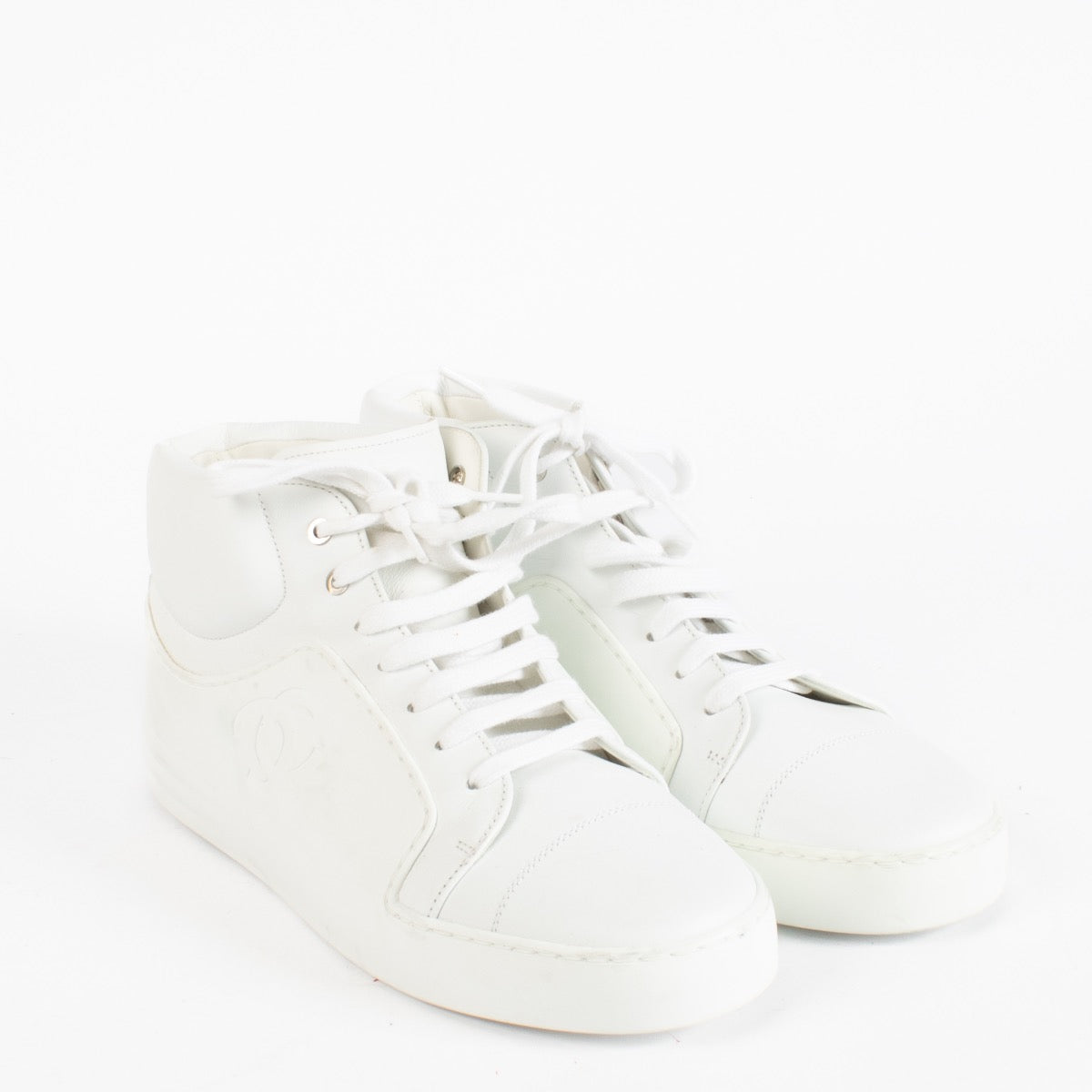 Authentic second hand Chanel white sneakers on Labellov.com