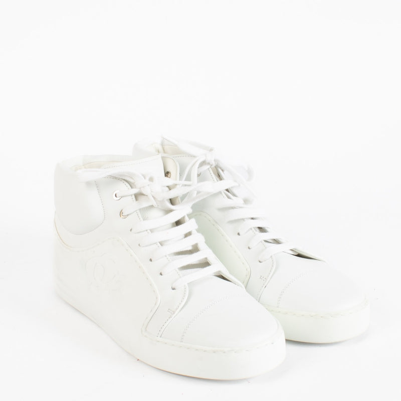 Authentic second hand Chanel white sneakers on Labellov.com