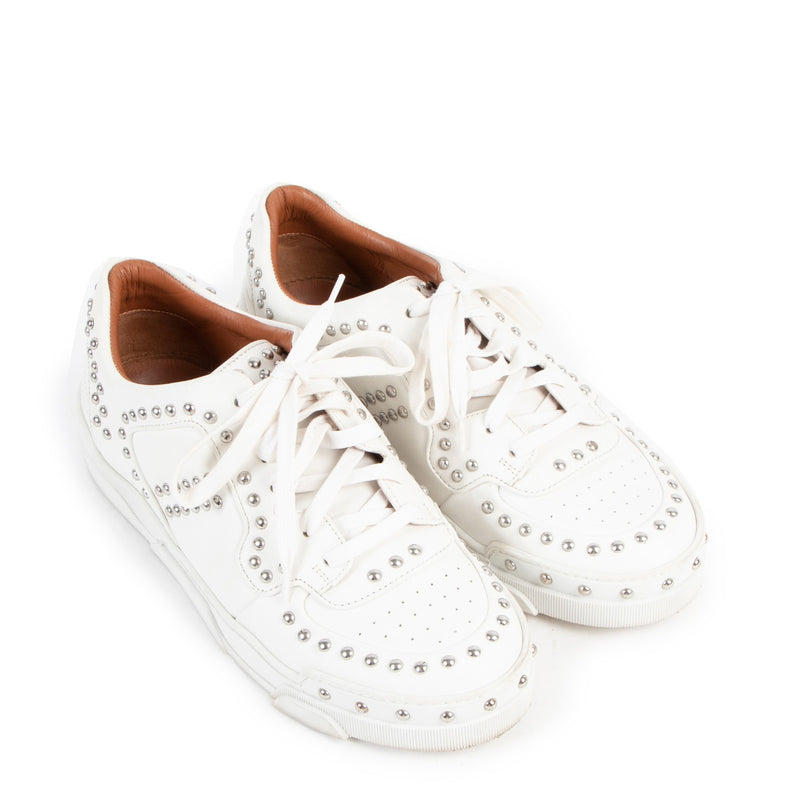 Buy online authentic second hand Givenchy White Leather Studded Tyson Low Top Sneakers in very good condition at Labellov in Antwerp.