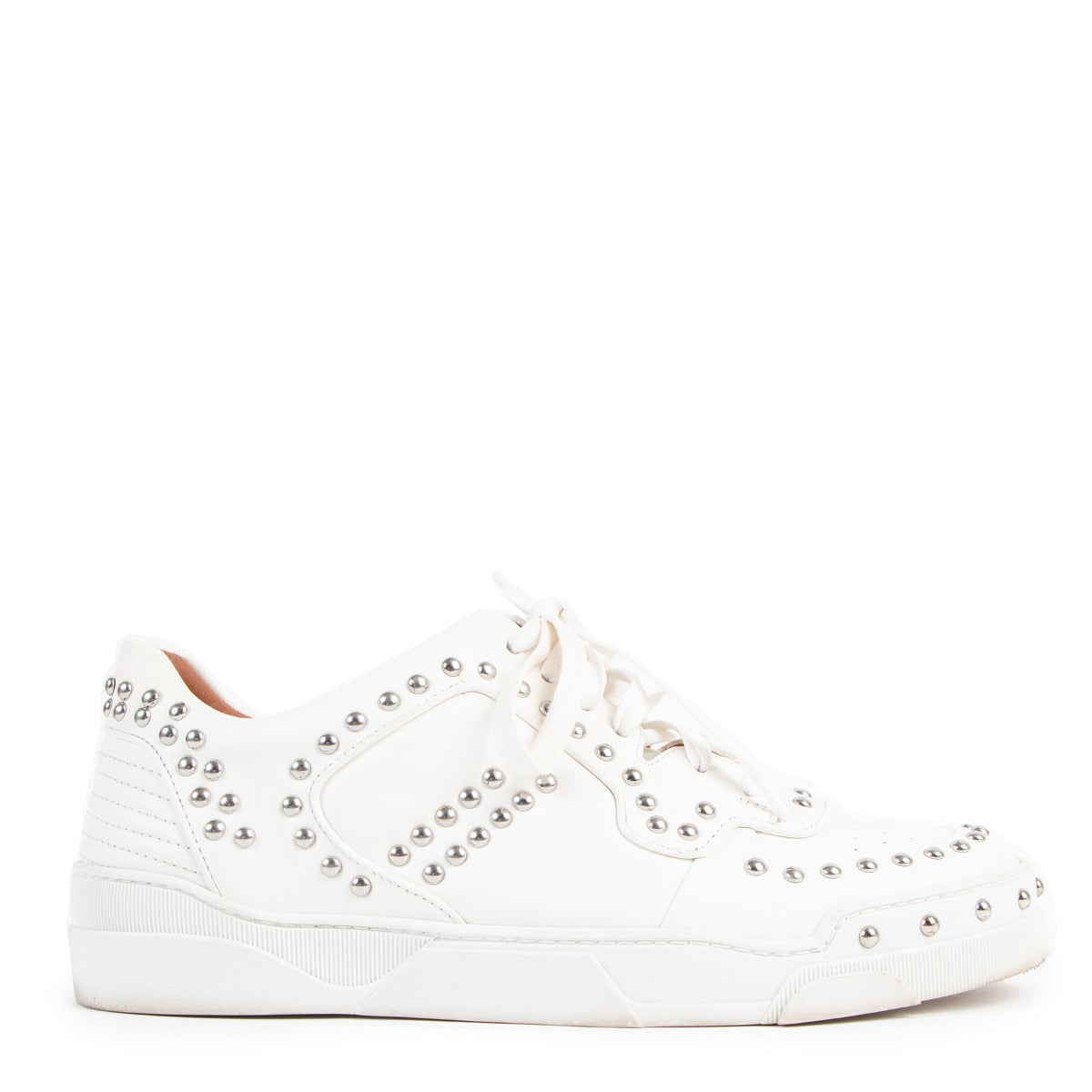 Buy online authentic second hand Givenchy White Leather Studded Tyson Low Top Sneakers in very good condition at Labellov in Antwerp.