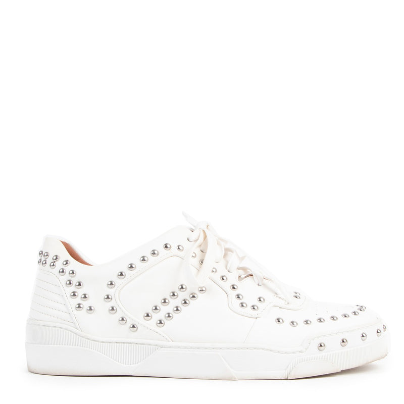 Buy online authentic second hand Givenchy White Leather Studded Tyson Low Top Sneakers in very good condition at Labellov in Antwerp.