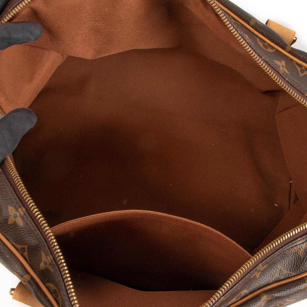 Shop safe online at Labellov in Antwerp, Brussels and Knokke this 100% authentic second hand Louis Vuitton Carryall Compact Travel Bag