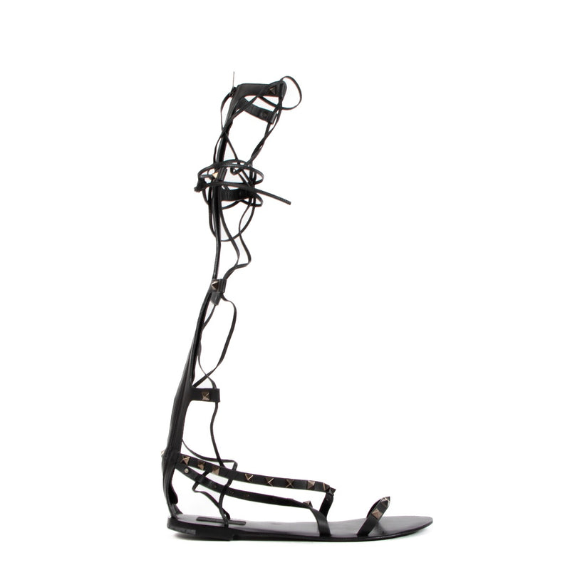 Shop safe online at Labellov in Antwerp, Brussels and Knokke these 100% authentic second hand Valentino Black Gladiator Sandals - size 39