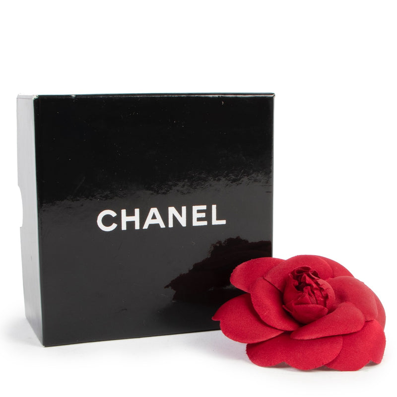 Chanel Red Camellia Brooch for the best price at Labellov secondhand luxury in Antwerp Belgium. We buy and sell your authentic designer bags online.