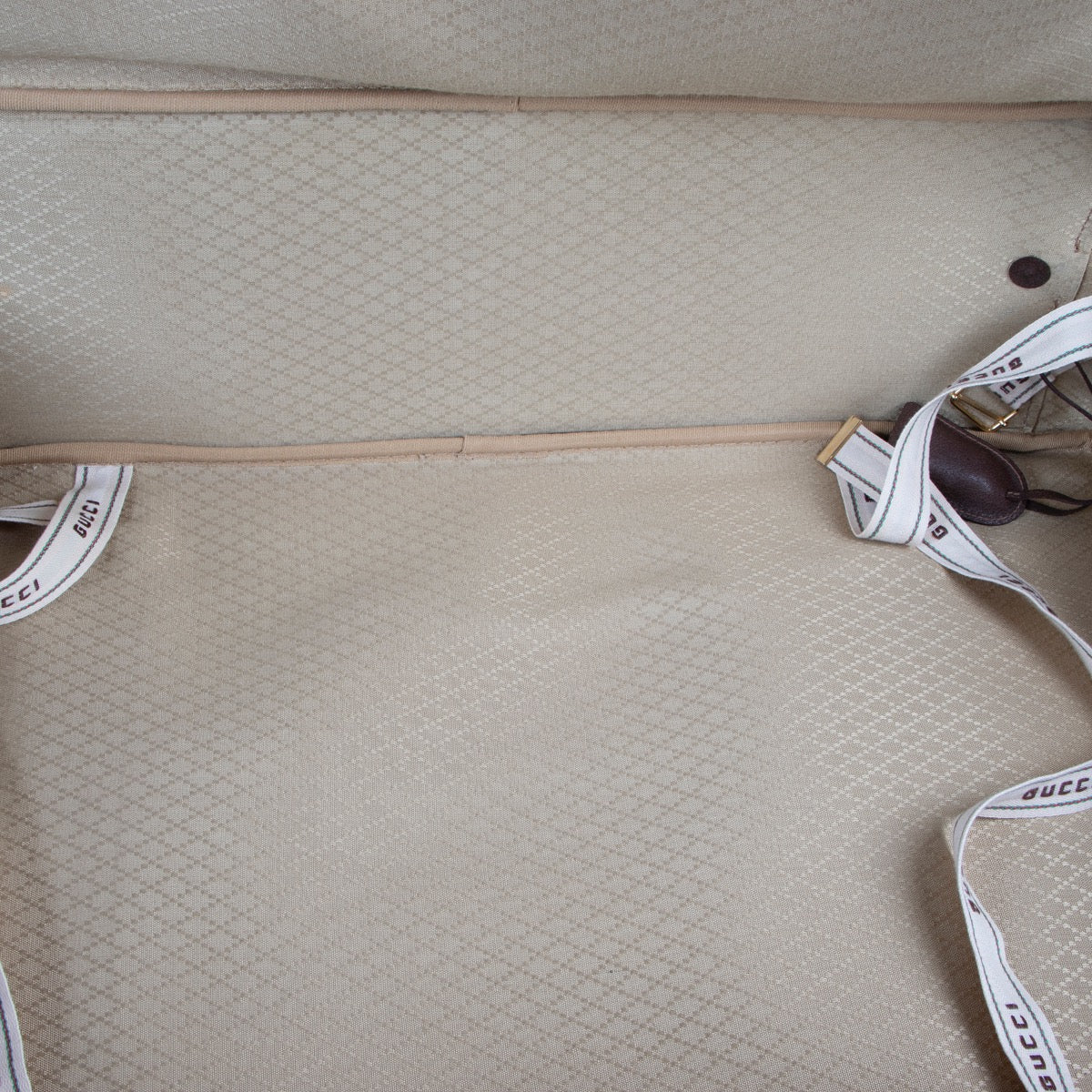 Shop safe online at Labellov in Antwerp this 100% authentic second hand Gucci Monogram Canvas Travel Bag