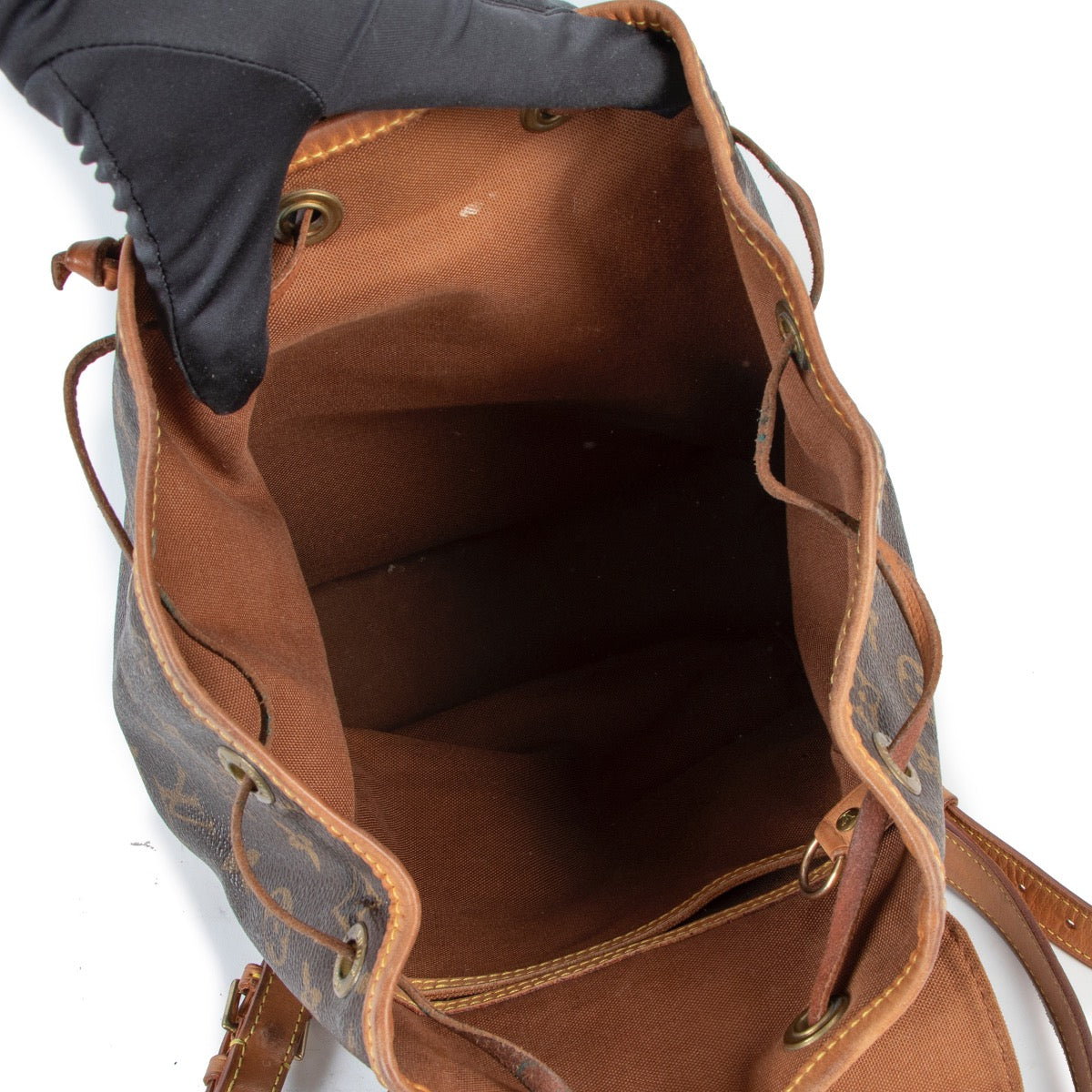 Buy authentic second hand Louis Vuitton Monogram Montsouris Backpack in good condition at Labellov in Antwerp.