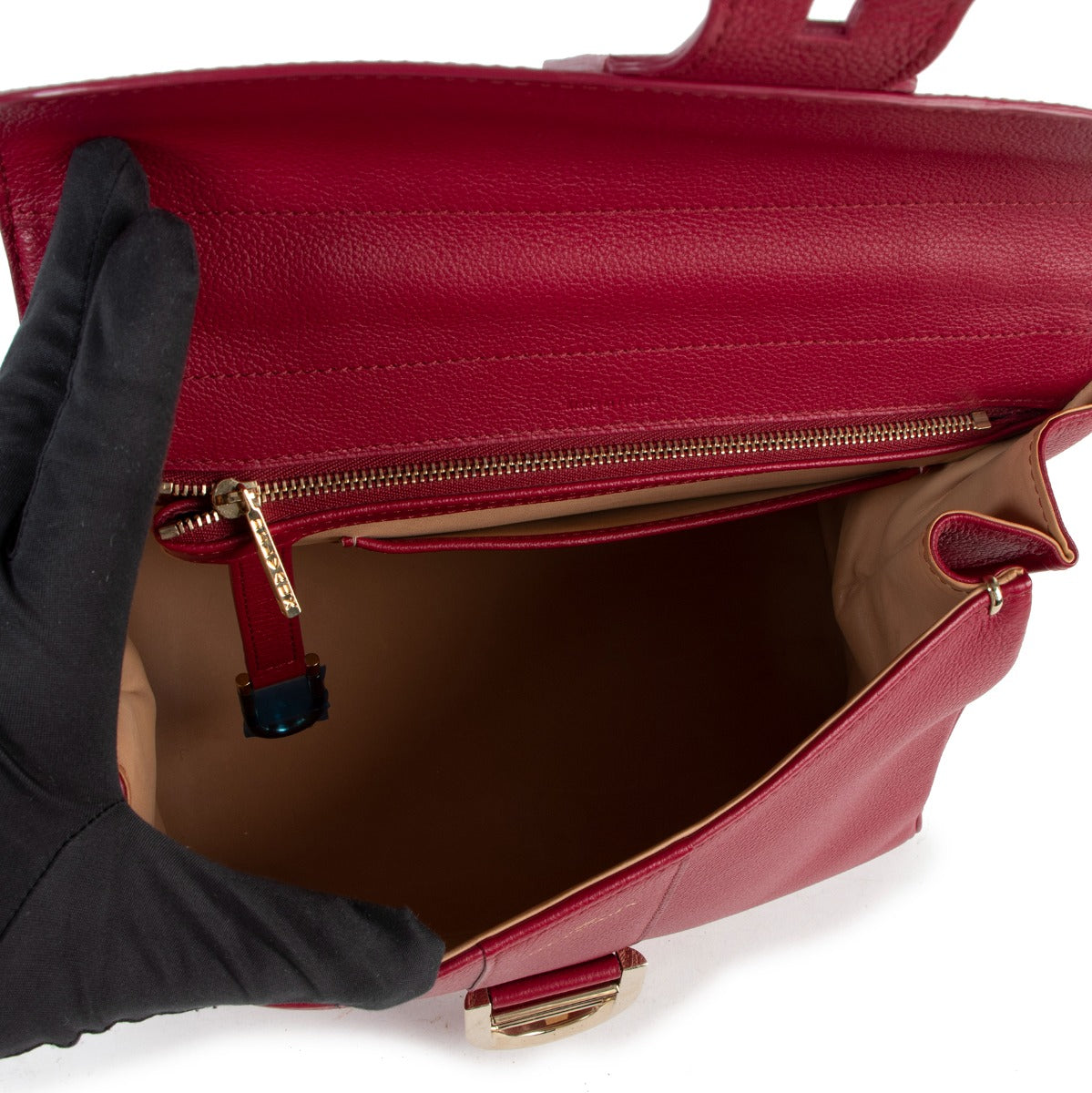 Buy online an authentic second hand Delvaux Brillant MM framboise Rodéo calf handbag in very good condition at Labellov in Antwerp.
