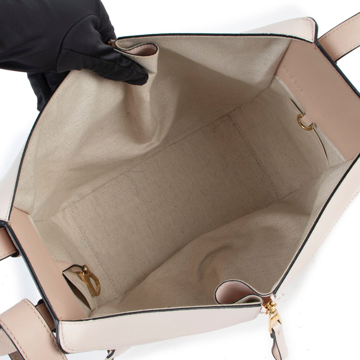 Buy authentic second hand Loewe Small Two-Toned Pink Hammock Bag in very good condition at Labellov in Antwerp.