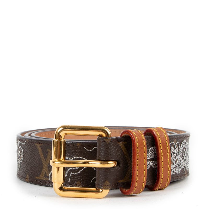 Louis Vuitton Leather Studded Belt - size 90 for the best price at Labellov secondhand luxury in Antwerpen.
