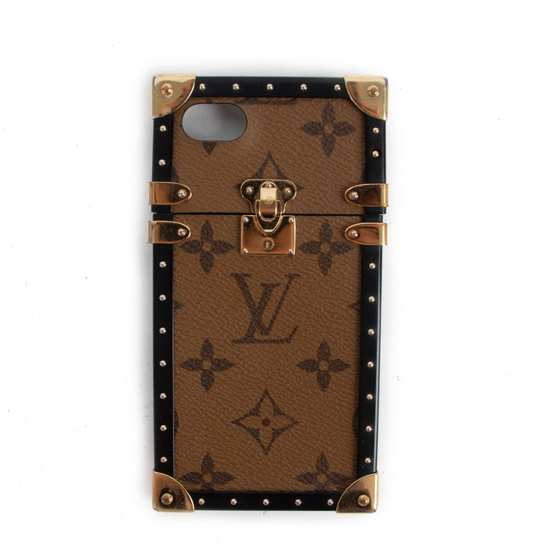 Buy online authentic second hand Louis Vuitton Mirror Monogram Trunk Iphone Case in very good condition at Labellov in Antwerp