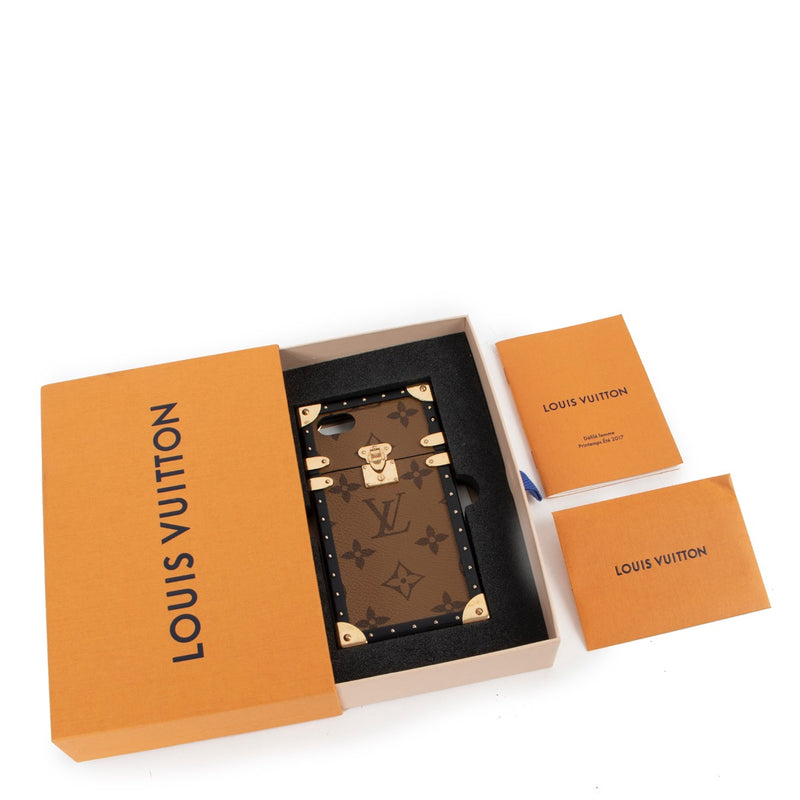 Buy online authentic second hand Louis Vuitton Mirror Monogram Trunk Iphone Case in very good condition at Labellov in Antwerp