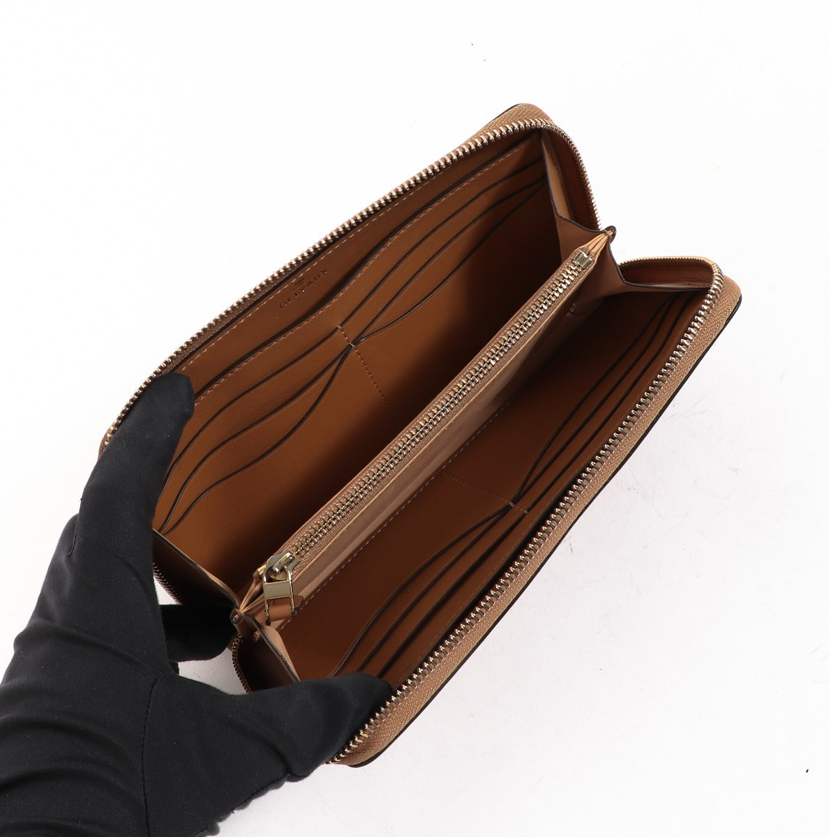 Buy an authentic second-hand Delvaux Camel Leather Wallet in very good condition at Labellov in Antwerp.