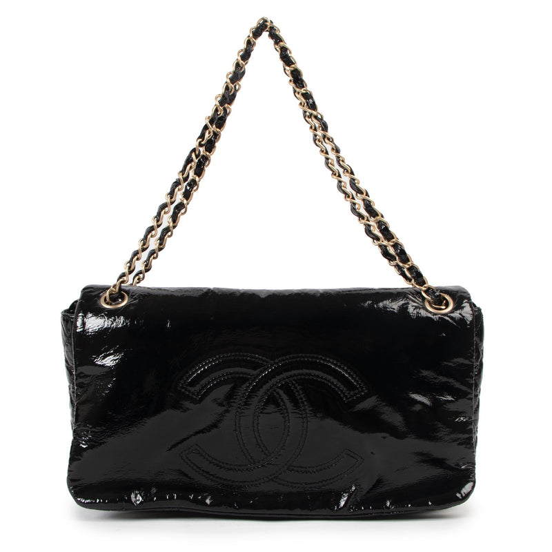 Shop safe online at Labellov in Antwerp this 100% authentic second hand Chanel Black Patent Vinyl Rock and Chain Medium Flap Bag