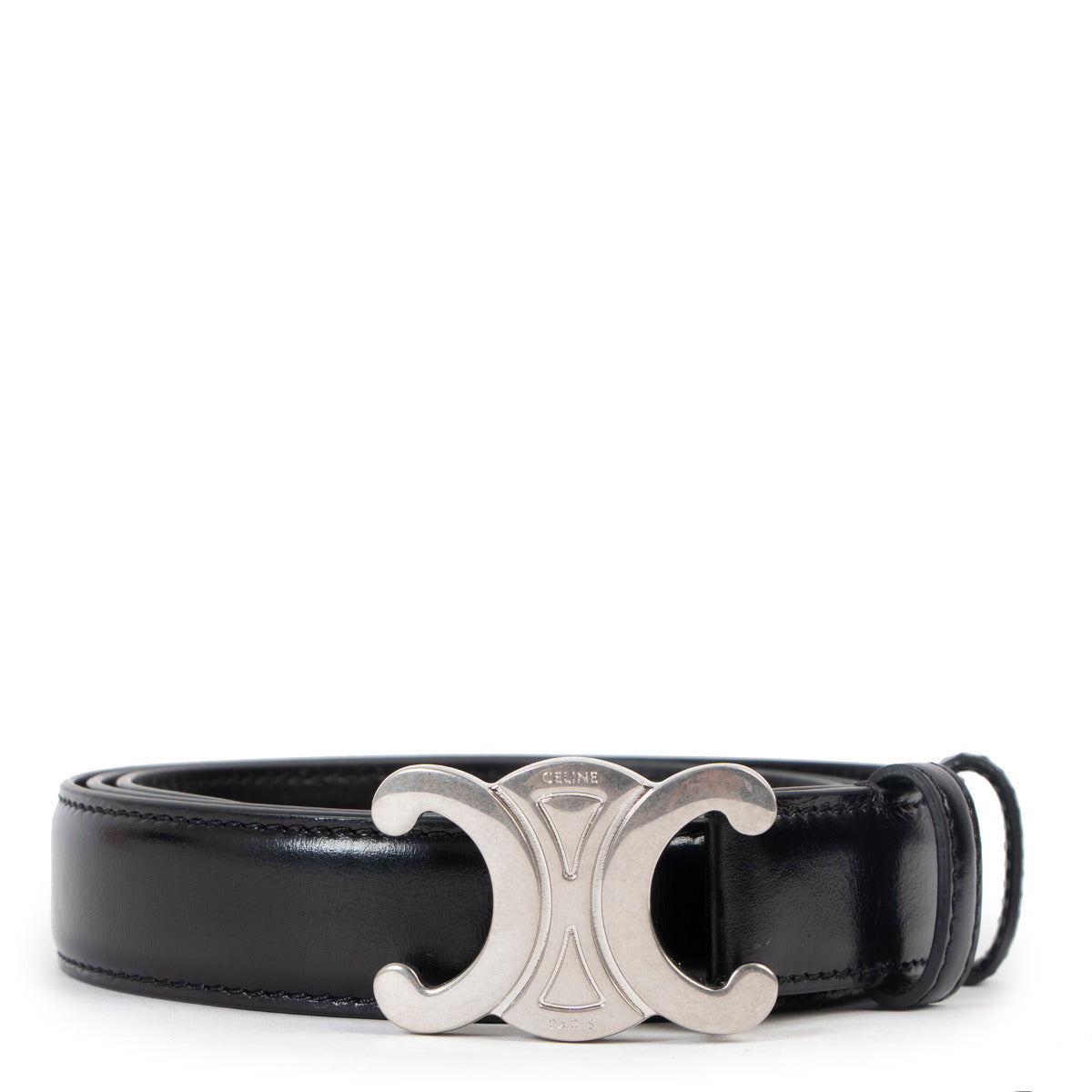 The Triomphe leather belt by Celine is a brilliant addition to your casual outfits! Beautifully covered in calfskin leather and finished with a silver-coloured buckle.