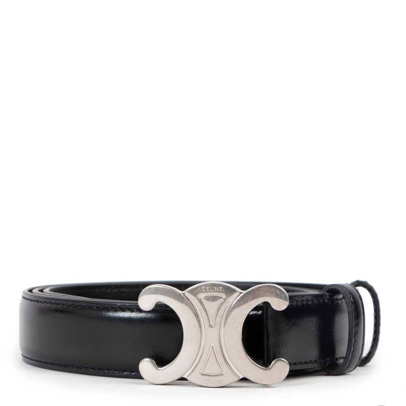 The Triomphe leather belt by Celine is a brilliant addition to your casual outfits! Beautifully covered in calfskin leather and finished with a silver-coloured buckle.