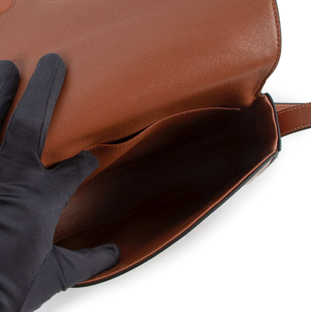 Shop now for your pre-loved, 100% autentic Celine Cognac Medium Maillon Triomphe bag at Labellov in Antwerp