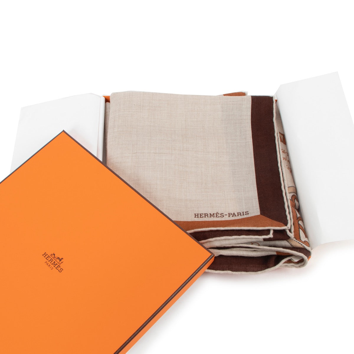 Buy an authentic second hand Hermès Cashmere Couvertures et tenues de Jour pour l'écurie, l'attente et la présentation Carre Scarf in very good condition at Labellov