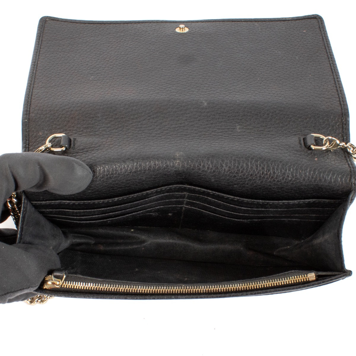 Shop safe online at Labellov in Antwerp, Brussels and Knokke this 100% authentic second hand Gucci Black Soho Wallet on Chain Clutch