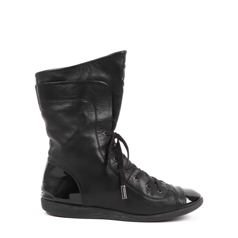 Buy authentic second-hand Chanel Black Leather CC Cap Toe Lace Up Sneakers in Size 41 in very good condition at Labellov in Antwerp.