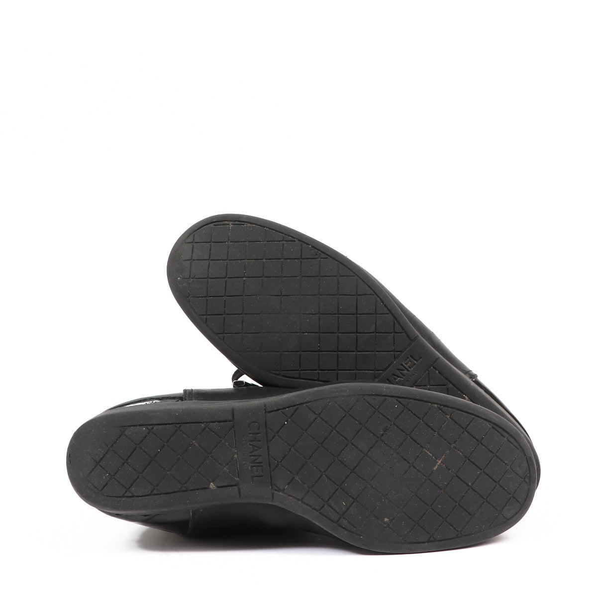 Buy authentic second-hand Chanel Black Leather CC Cap Toe Lace Up Sneakers in Size 41in in very good condition at Labellov in Antwerp.