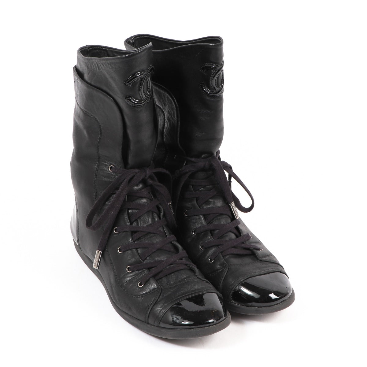 Buy authentic second-hand Chanel Black Leather CC Cap Toe Lace Up Sneakers in Size 41in very good condition at Labellov in Antwerp.