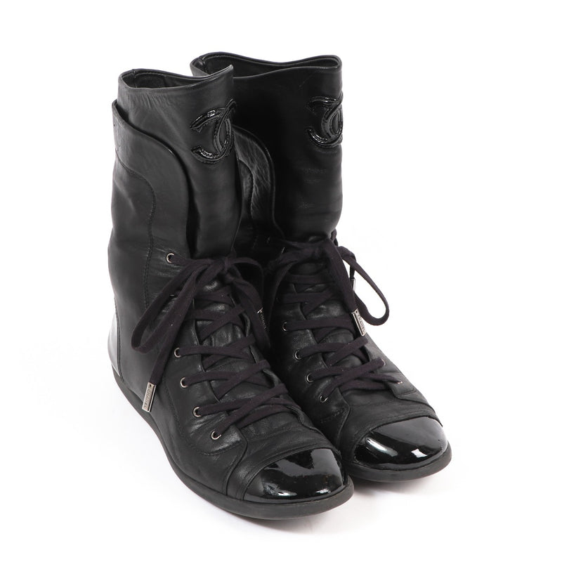 Buy authentic second-hand Chanel Black Leather CC Cap Toe Lace Up Sneakers in Size 41in very good condition at Labellov in Antwerp.