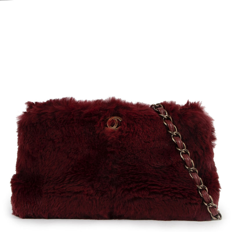 Buy online authentic second hand Chanel Vintage Burgundy Fur/Chain Shoulder Bag in very good condition at Labellov in Antwerp