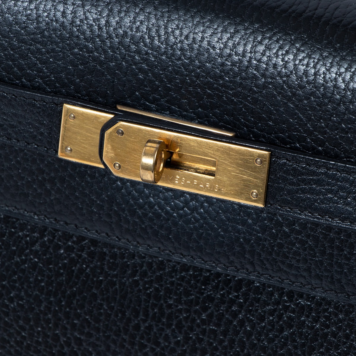 koop tweedehands luxe designer Hermes kelly handtas bij Labellov hermes kelly 1990 logo engraving