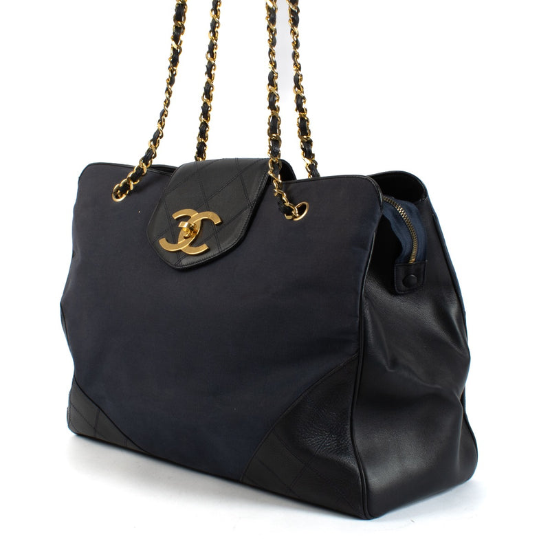 Shop safe online at Labellov in Antwerp, Brussels and Knokke this 100% authentic second hand designer Chanel Navy Blue Vintage Large Tote Bag