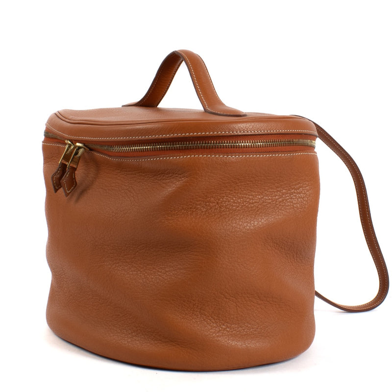 Shop safe online at Labellov in Antwerp, Brussels and Knokke this 100% authentic second hand Hermès Camel Intercity Vanity Case Top Handle
