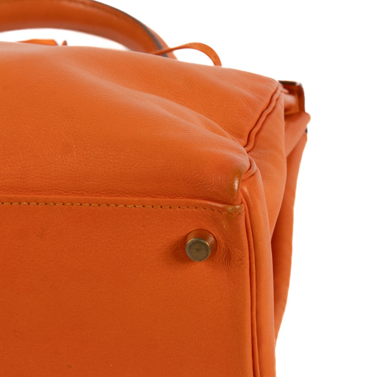 Shop safe online at Labellov in Antwerp, Brussels and Knokke this 100% authentic second hand Hermès Kelly 32 Orange Swift GHW