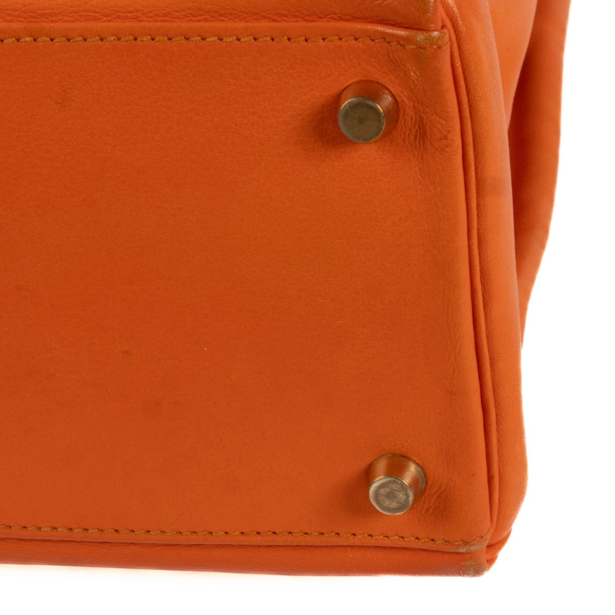 Shop safe online at Labellov in Antwerp, Brussels and Knokke this 100% authentic second hand Hermès Kelly 32 Orange Swift GHW