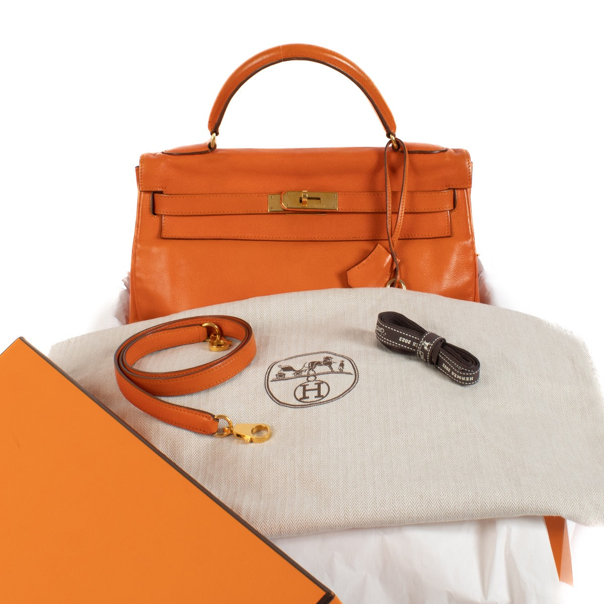 Shop safe online at Labellov in Antwerp, Brussels and Knokke this 100% authentic second hand Hermès Kelly 32 Orange Swift GHW