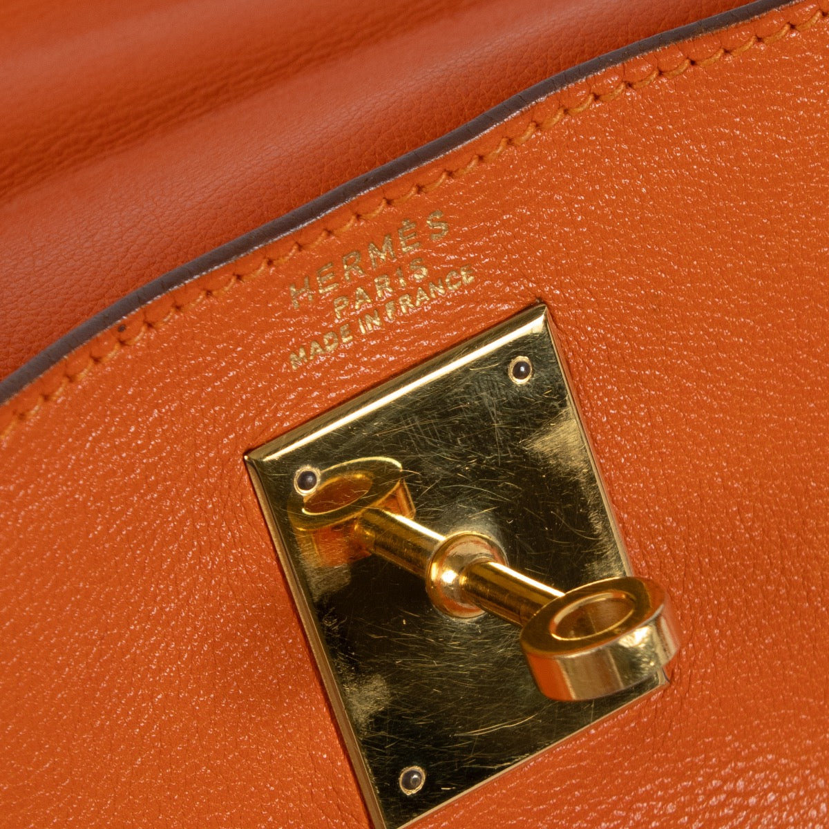 Shop safe online at Labellov in Antwerp, Brussels and Knokke this 100% authentic second hand Hermès Kelly 32 Orange Swift GHW